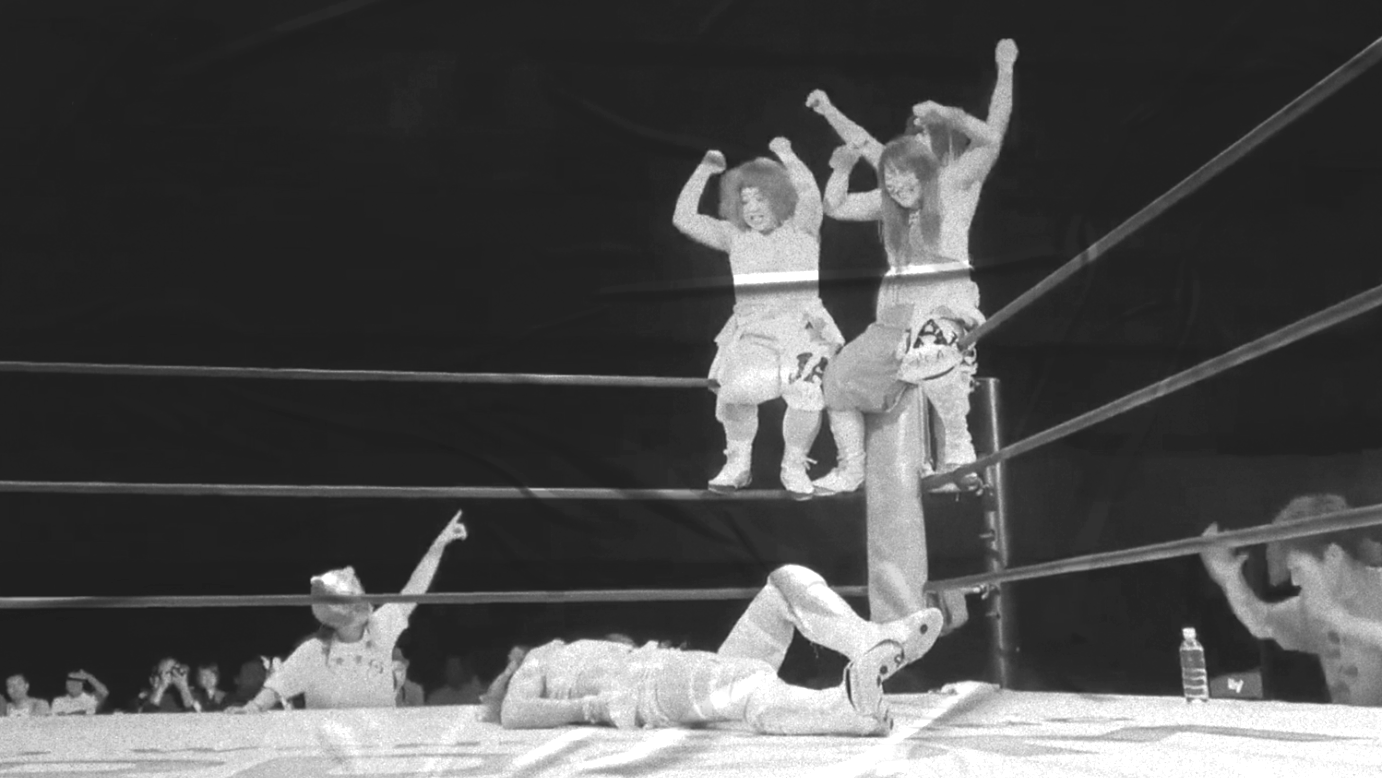 Mayu Iwatani, Saki Kashima & Tam Nakano vs. Jungle Kyona, Natsuko Tora & Kaori Yoneyama