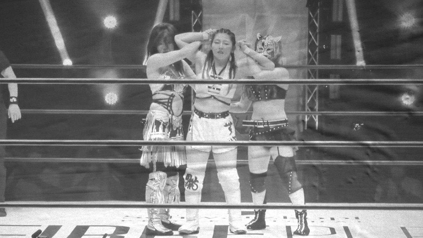 Azusa Inaba & Tomoka Inaba vs. KARMA & Starlight Kid